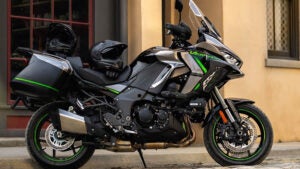 Kawasaki lança Versys 1100 2025 vem com motor mais potente e tecnologia de ponta