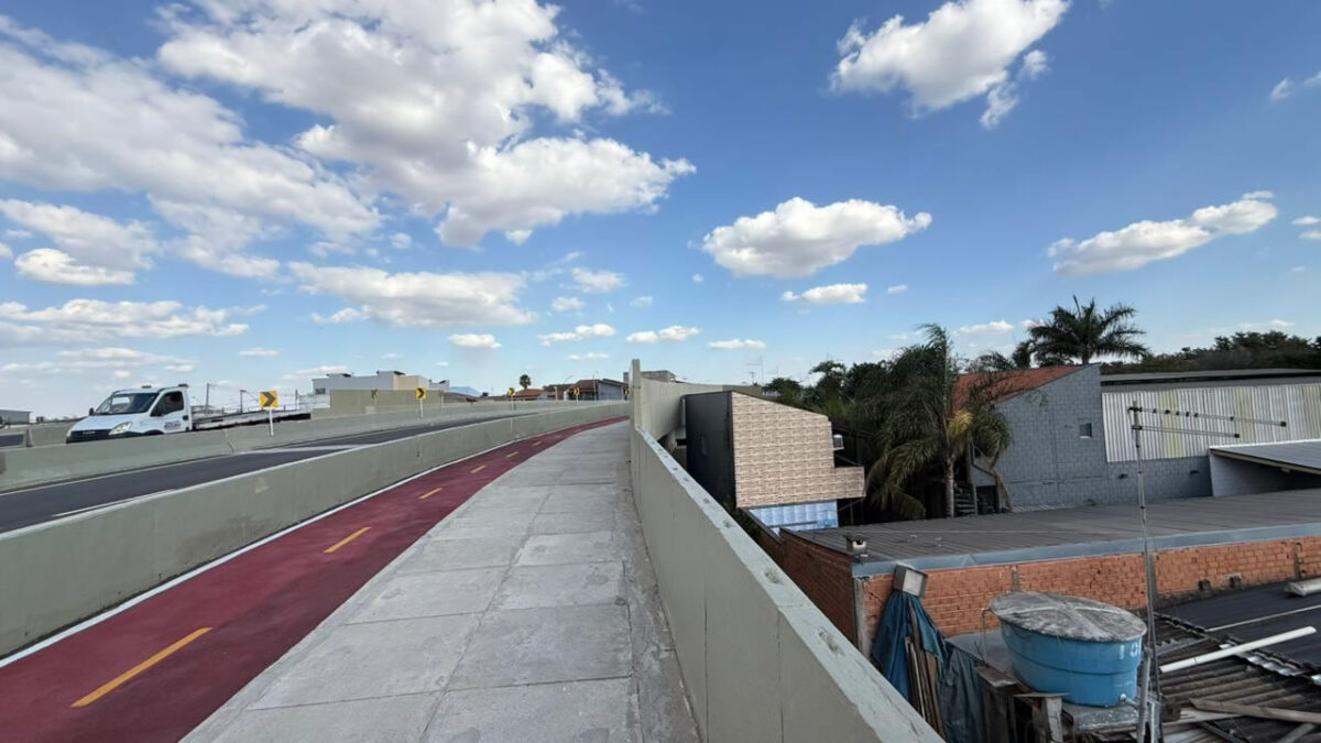 Novo Viaduto gera polêmica ao ficar a 5 cm do telhado de casa