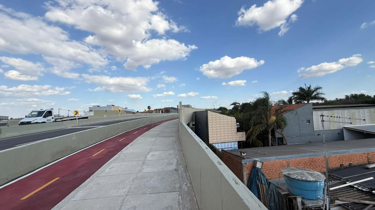 Novo Viaduto gera polêmica ao ficar a 5 cm do telhado de casa