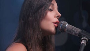 Ariane May divulga a música “No meu lugar”