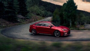 Toyota revela o novo Corolla Hybrid 2026 com tração integral e até 22,5 km/l