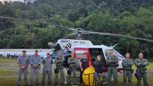 Helicóptero Águia resgata casal perdido na trilha da Cachoeira da Fumaça