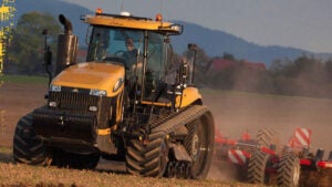 Challenger MT875E: o gigante de 600 cv que domina solos difíceis com potência e precisão