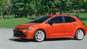 Corolla FX 2026 resgata espírito esportivo dos anos 80 com estilo retrô e tecnologia atual