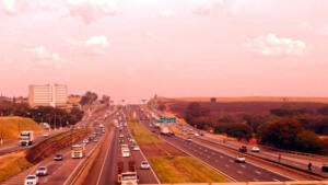 Batida entre três veículos e incêndio em carreta travam trânsito na Rodovia Dom Pedro