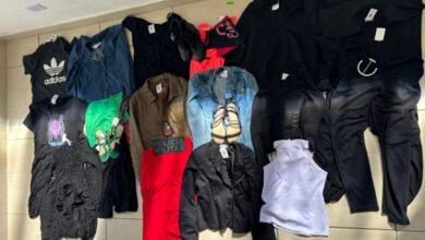 peças de roupa escondidas no corpo