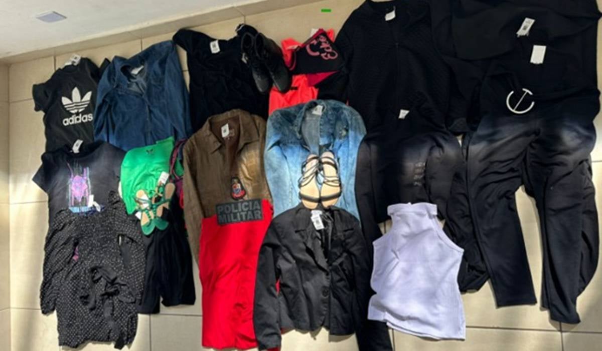 peças de roupa escondidas no corpo