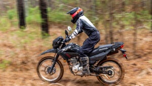 Honda XR 150L 2026 estreia com visual off-road e boa autonomia