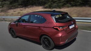 Honda lança City Hatchback Touring Sport 2026 no Brasil com visual esportivo e pacote avançado de tecnologia