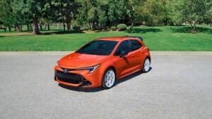 Toyota apresenta Corolla Hatchback 2026 com edição limitada FX nos EUA