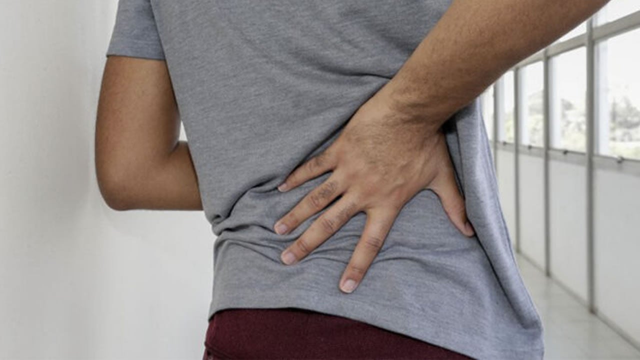 Dor lombar crônica: rolo de massagem reduz esforço e melhora mobilidade