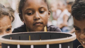 Sessões de cinema gratuitas e oficinas são parte das ações do MICA 2025