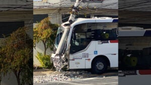 Ônibus sem freio de mão causa acidente na Avenida dos Estudantes em Hortolândia