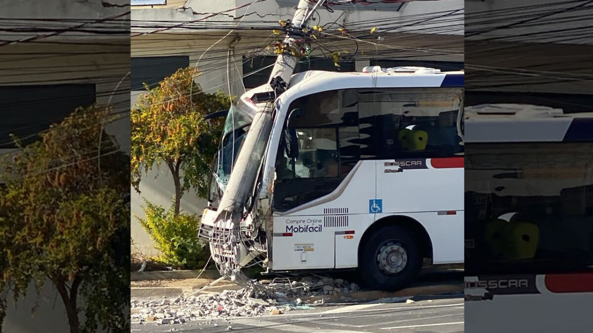 Ônibus sem freio de mão causa acidente na Avenida dos Estudantes em Hortolândia