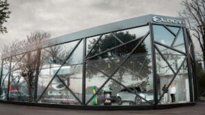 Lecar inaugura primeira concessionária no Brasil e apresenta SUV híbrido nacional