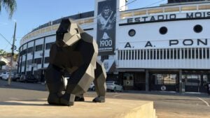 Ponte Preta faz 125 anos e ganha monumento na entrada do estádio