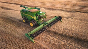 John Deere lança colheitadeira S7 com automação preditiva e mais produtividade no campo