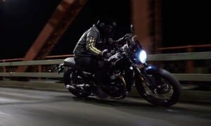 Triumph lança Speed Twin 900 2025 no Brasil com design renovado e mais tecnologia