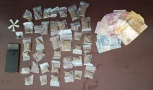 Adolescente é detido com drogas no Jardim Rosolém