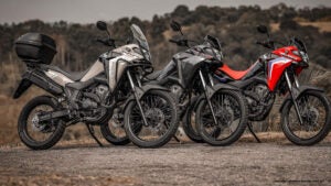 XRE 300 Sahara 2026 chega com novas cores e três versões no Brasil
