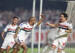 Relembre a última vez que o São Paulo reverteu uma eliminatória após perder por dois gols de diferença na ida