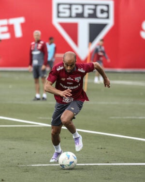 Lucas sente joelho e é dúvida