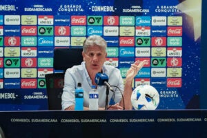 Renato Gaúcho atribui saída a críticos: “Gênios”