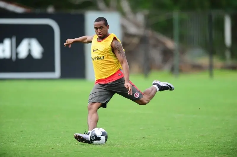 Ex-jogador do Manchester United com passagem pela Seleção tem prisão decretada por pensão