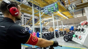 Bajaj amplia fábrica de Manaus e anuncia novos investimentos em 2025