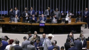 Projeto de lei antifacção avança na Câmara após aprovação de texto-base