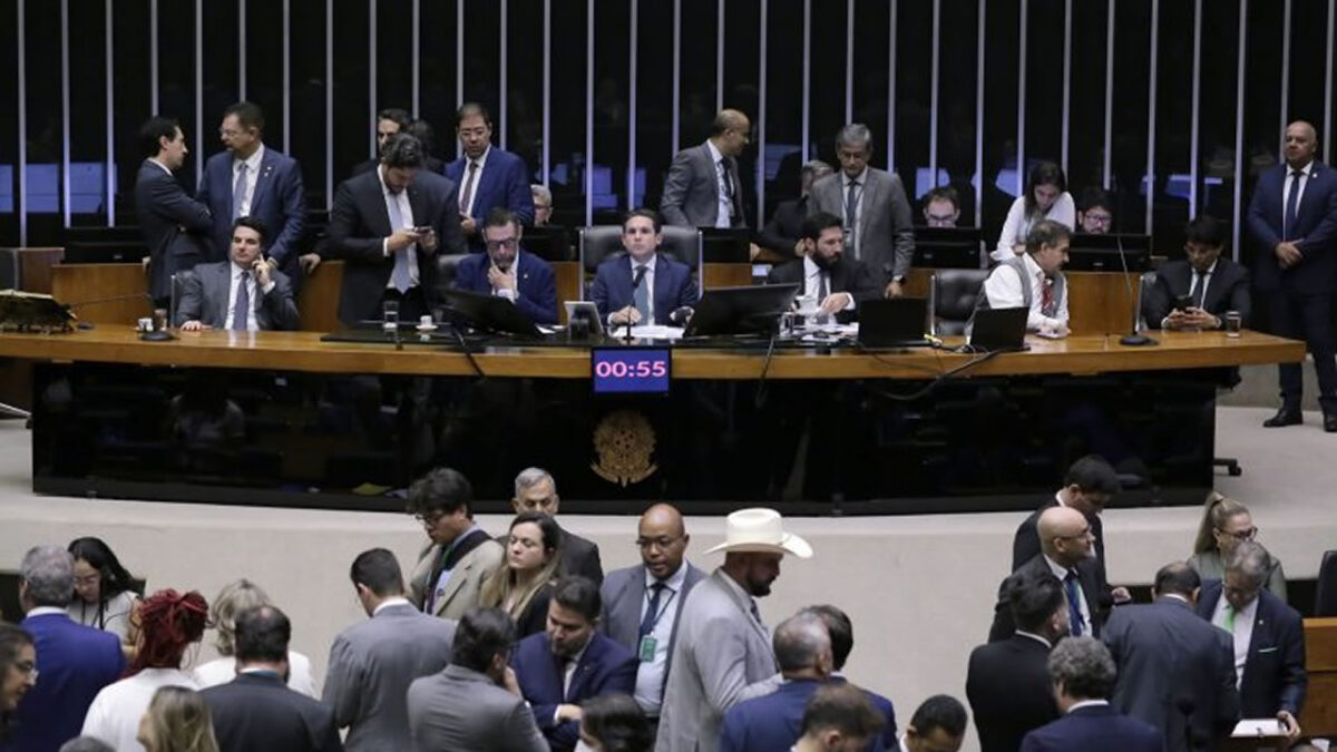 PEC da blindagem é aprovada na Câmara e segue para o Senado