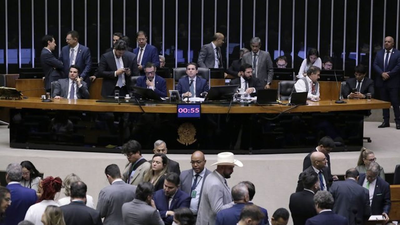 PEC da blindagem é aprovada na Câmara e segue para o Senado