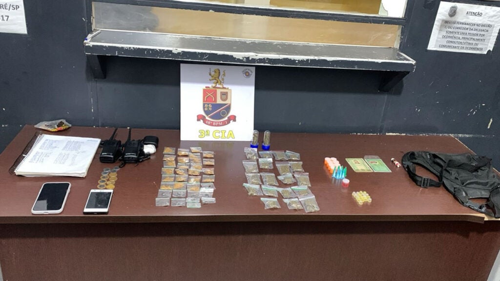 Tráfico de drogas adolescente e dois homens são detidos no Vila São Pedro