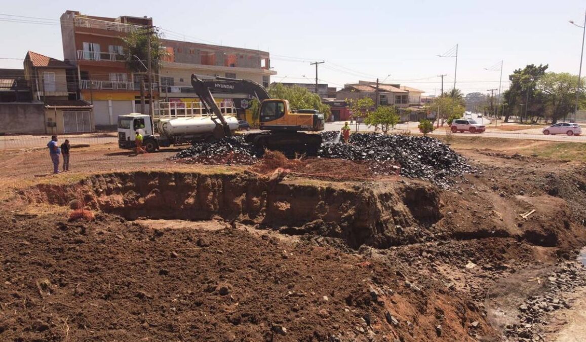 Canalização do córrego: obras para o futuro parque socioambiental do Jardim Amanda