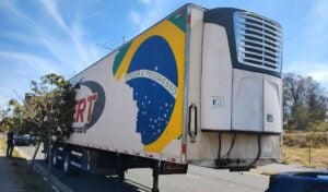 Carreta roubada é encontrada abandonada próxima ao shopping de Hortolândia