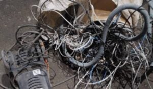 Polícia prende homem suspeito de roubar fios elétricos de ferro-velho