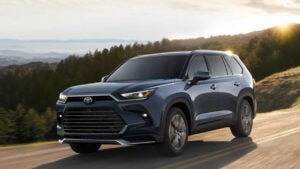 Toyota Highlander 2026 ganha tração integral de série e novas versões híbridas nos EUA