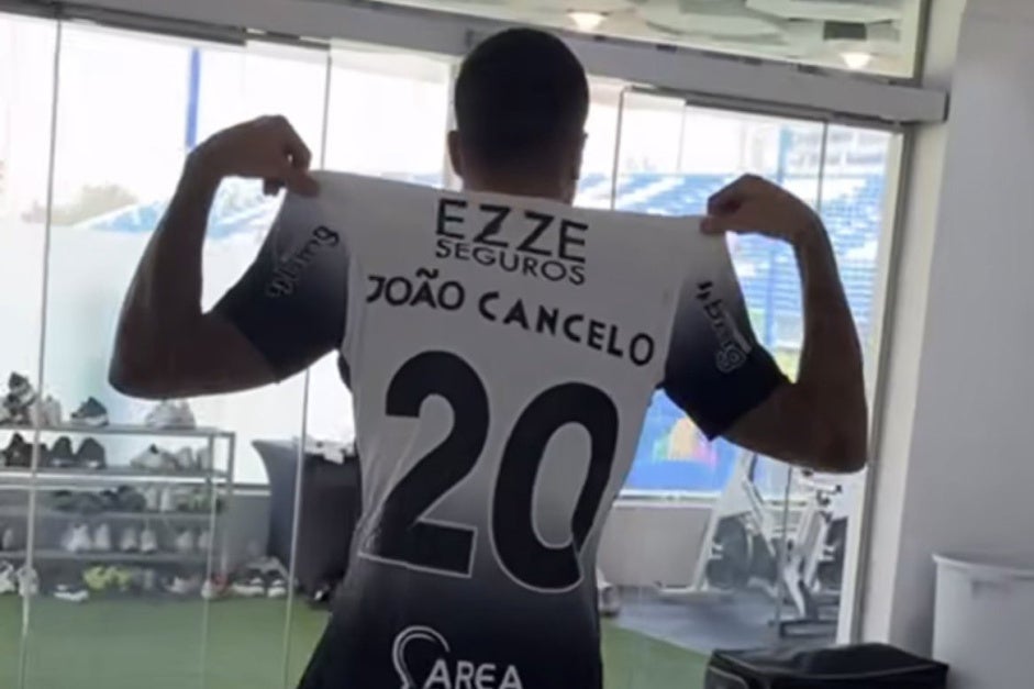 Cavando vaga? Jogador da Seleção de Portugal posa com camisa do Corinthians