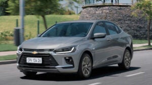 Chevrolet Onix Plus 2026 chega renovado e mantém liderança entre os sedãs compactos