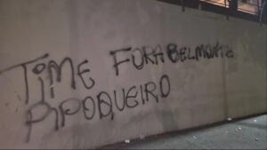 Muros do MorumBIS são pichados, elenco e diretoria são alvos