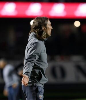 Treinador ex-São Paulo é processado por clube