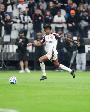 Bruno Henrique pede desculpas ao tribunal da CONMEBOL por gesto obsceno