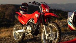 Nova Honda CRF 300F chega com motor 300cc e câmbio de seis marchas