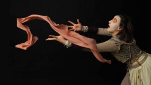 Poema de Carlos Drummond de Andrade inspira solo teatral da atriz Graziele Garbuio