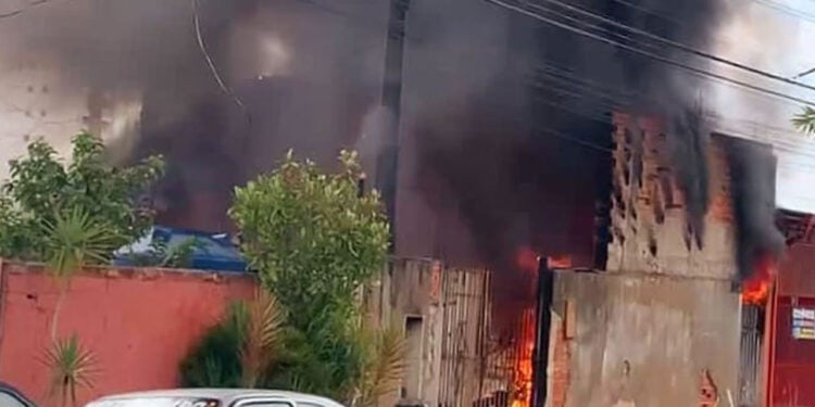 Incêndio em Hortolândia moradores escapam de casa em chamas no Jardim Santa Clara