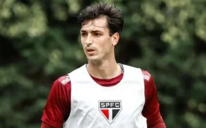 Com lesão e contrato perto do fim, Dinenno vive reta final no São Paulo