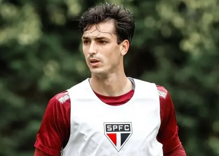 Com lesão e contrato perto do fim, Dinenno vive reta final no São Paulo