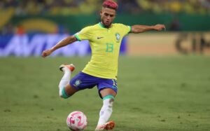 Deixado de lado pela Seleção Brasileira, Yan Couto se destaca na Bundesliga