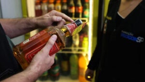 Crise do metanol completa 30 dias: 15 mortes já foram registradas