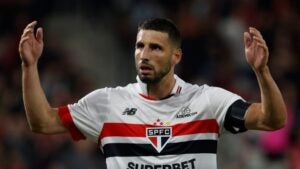 Calleri responde jornalista se conseguirá voltar a jogar ainda em 2025